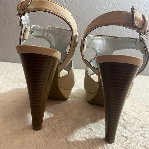 GUESS OFF-white brushed leather Sandal with Stacked Heel - Picture 4 of 16